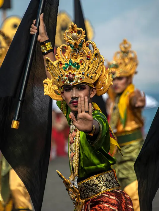 Penari tampil pada aksi tari kolosal Gandrung Sewu di Pantai Boom, Banyuwangi, 12 Oktober 2019. Aksi kolosal 1.350 penari gandrung dengan tema Panji-Panji Sunangkoro itu, dibalut dalam sendratari berkisah tentang perjuangan heroik rakyat Blambangan melawan kolonialisme Belanda. (Juni Kriswanto/AFP)