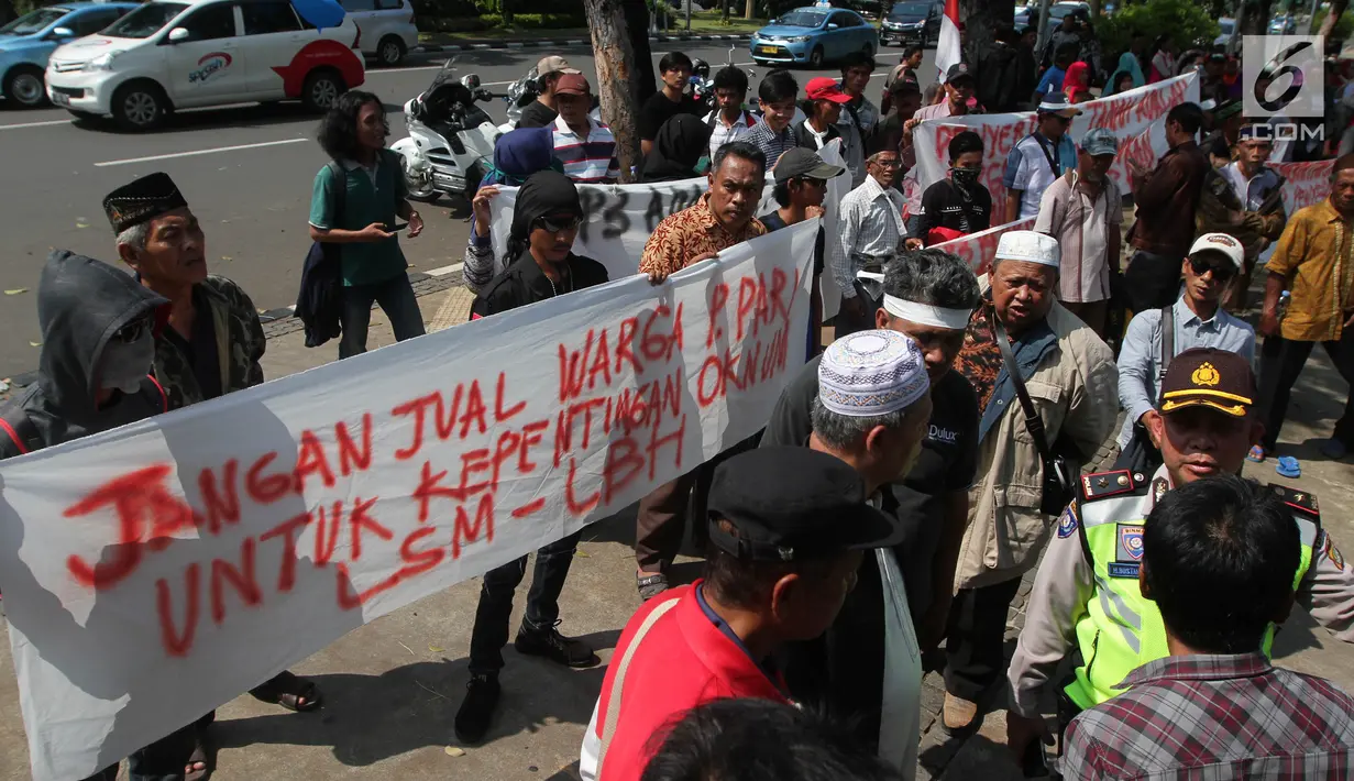 Warga Pulau Pari, Kepulauan Seribu membentangkan spanduk di depan Balai Kota DKI Jakarta, Senin (30/4). Warga menuntut Anies dan Sandiaga menyelesaikan sengketa lahan di Pulau Pari yang mengancam tempat tinggal mereka. (Liputan6.com/Arya Manggala)
