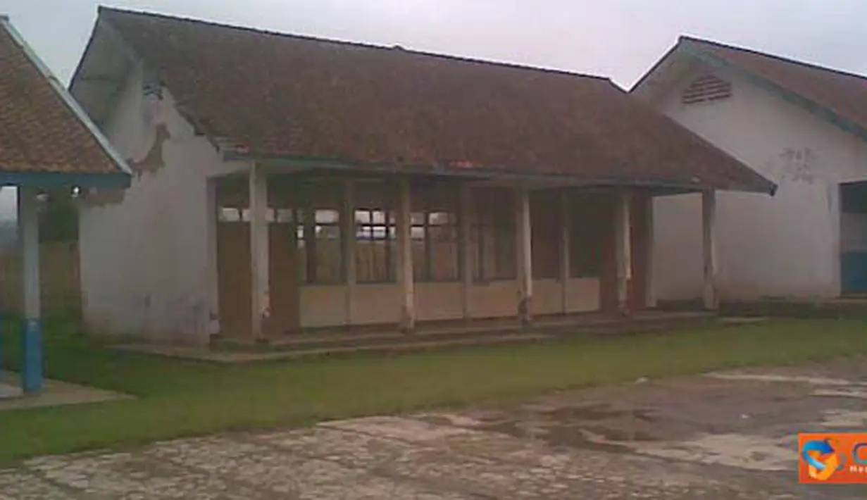 Citizen6, Bandung: SMP Negeri 1 Kertasari, Kabupaten Bandung, rusak parah akibat gempa bumi. Hingga saat ini sekolah tersebut belum di renovasi. (Pengirim: Sany Bahtiar)