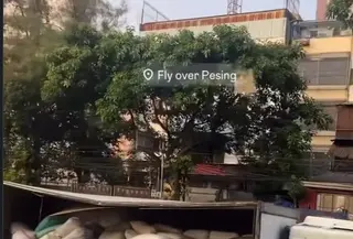 Truk Fuso Terguling di Daan Mogot (Tangkapan Layar @jktinfo)