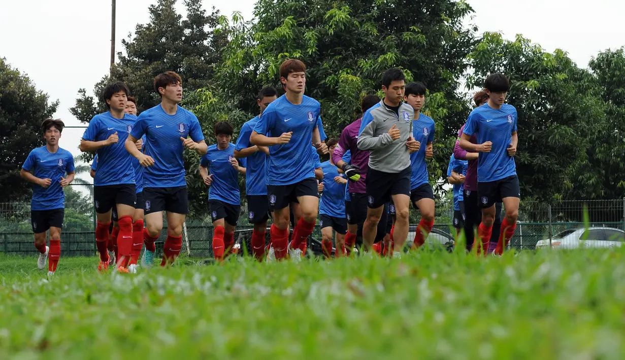 Jelang berlaga di kualifikasi Grup H Piala Asia 2016, timnas Korea Selatan U-23 melakukan sesi latihan perdana di Lapangan C Senayan, Jakarta, Minggu (21/3/2015). (Liputan6.com/Helmi Fithriansyah)