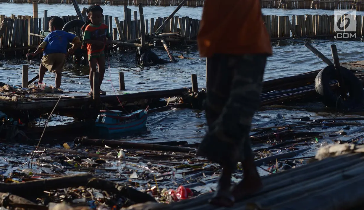 Anak-anak bermain di pinggir laut Muara Angke,Jakarta, Selasa (3/7). Kurangnya pengawasan dari orangtua membuat anak bermain di lokasi berbahaya dan menjadi salah satu faktor tingginya kejahatan pada anak.(Merdeka.com/Imam Buhori)