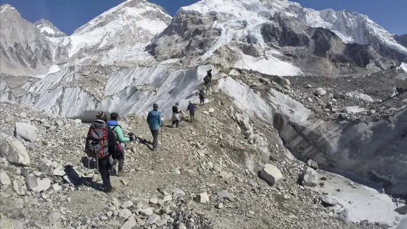 Pada 22 Februari 2016, pendaki melewati gletser di base camp Mount Everest, Nepal.