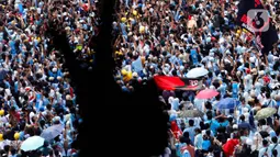 Massa pendukung mayoritas menggunakan kaos berwarna biru bergambar Prabowo-Gibran. (Liputan6.com/Herman Zakharia)