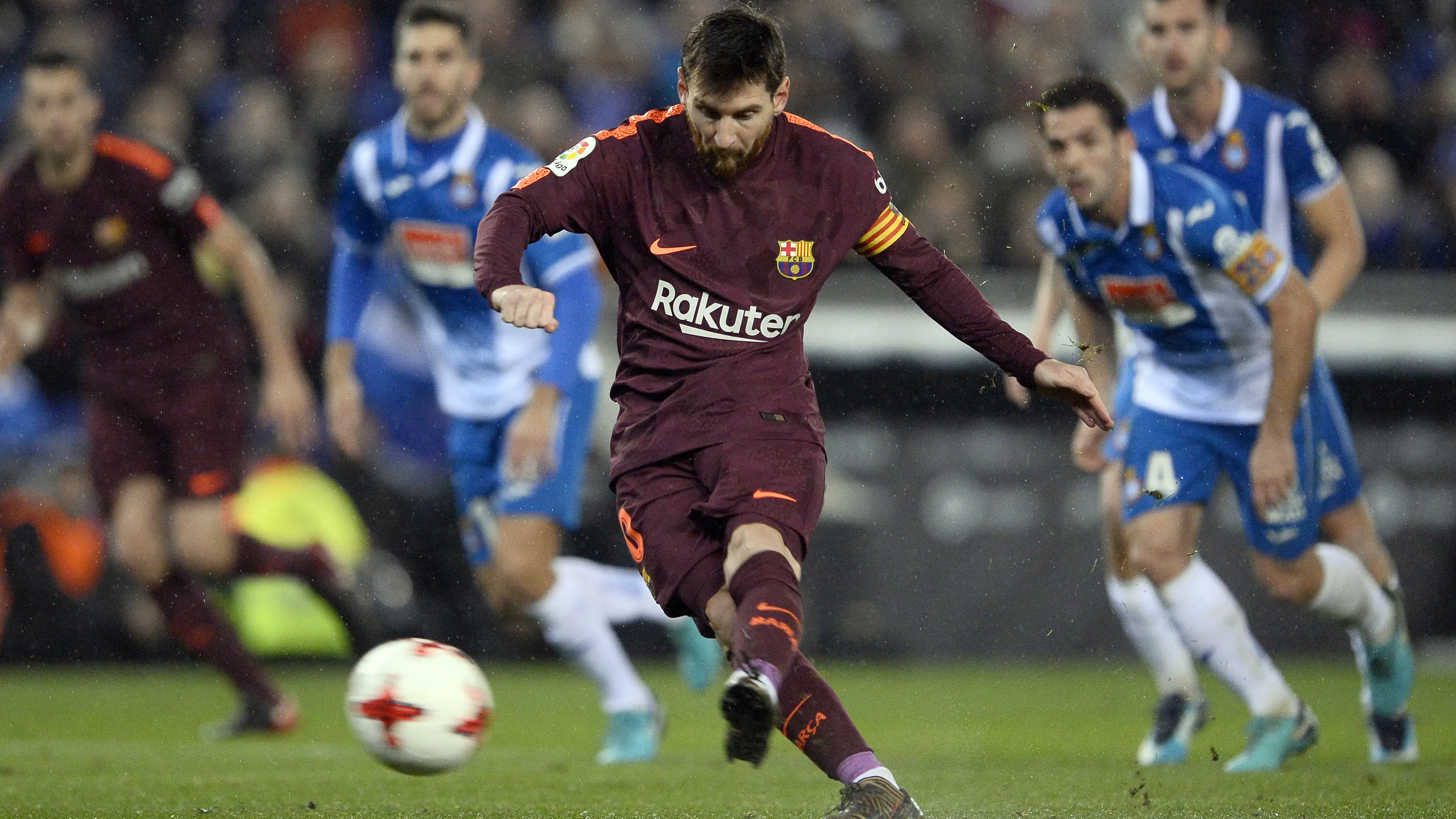 Aksi bintang Barcelona, Lionel Messi saat melakukan tendangan penalti ke gawang Espanyol pada laga Cpa Del Rey di RCDE Stadium, Cornella de Llobregat, (17/1/2018). Barcelona kalah 0-1. (AFP/Josep Lago)