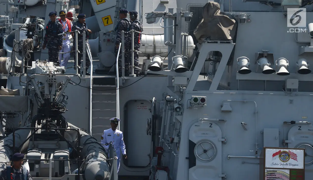 Para prajurit TNI AL saat berada di atas kapal perang KRI Bung Tomo 357 di Dermaga Sunda Pondok Dayung, Jakarta, Jumat (13/4). TNI AL Koarmabar menerima KRI Bung Tomo 357 dan KRI Jhon Lie 358 dan KRI Jhon Lie 358 dari Koarmatim. (Merdeka.com/Imam Buhori)