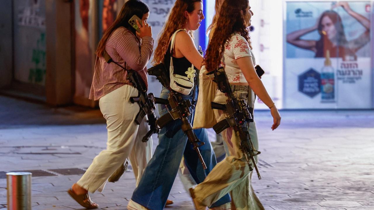 Wanita Israel bawa senjata saat jalan-jalan di Tel Aviv