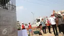 Presiden Jokowi mendengarkan penjelasan proyek pembangunan Light Rail Transit (LRT) dari Dirut Adhi Karya Kiswodarmawan pada Groundbreaking LRT Indonesia, Jakarta, Rabu (9/9). (Liputan6.com/Faizal Fanani)