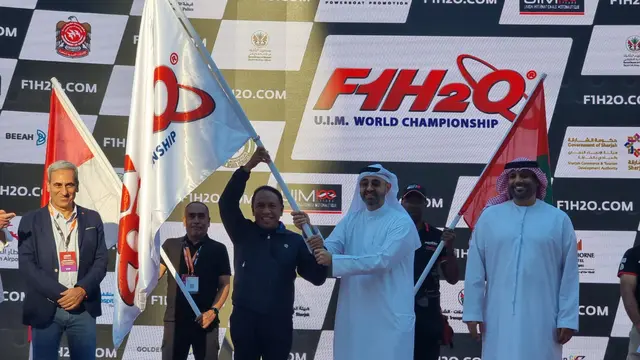 Menteri Pemuda dan Olahraga Republik Indonesia (Menpora RI) Zainudin Amali menerima bendera penyelenggaraan F1 Powerboat