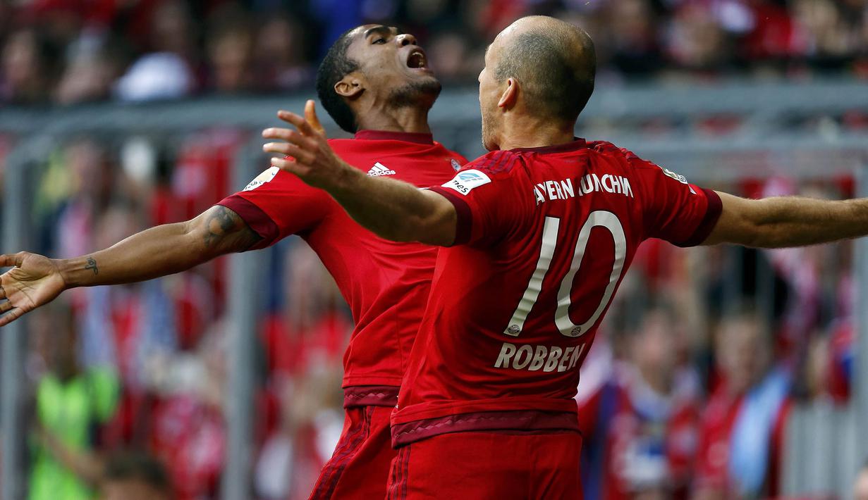 Pemain Bayern Munchen, Douglas Costa bersama Arjen Robben merayakan kemenangan atas Stuttgart pada laga Bundesliga di Stadion Allianz Arena, Jerman, Sabtu (7/11/2015). Munchen berhasil menang 4-0. (Reuters/Michael Dalder)