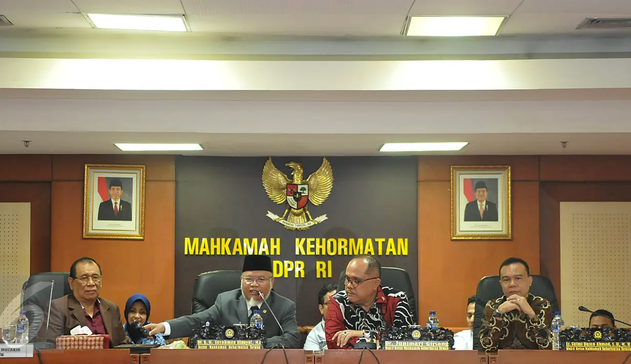 Ketua MKD DPR RI Surahmah Hidayat (kedua kiri) saat memimpin pelantikan pimpinan baru MKD dari F-Golkar, Kahar Muzakir yang menggantikan Herdi Soesilo, di Kompleks Parlemen Senayan, Jakarta, Senin (30/11). (Liputan6.com/Johan Tallo)
