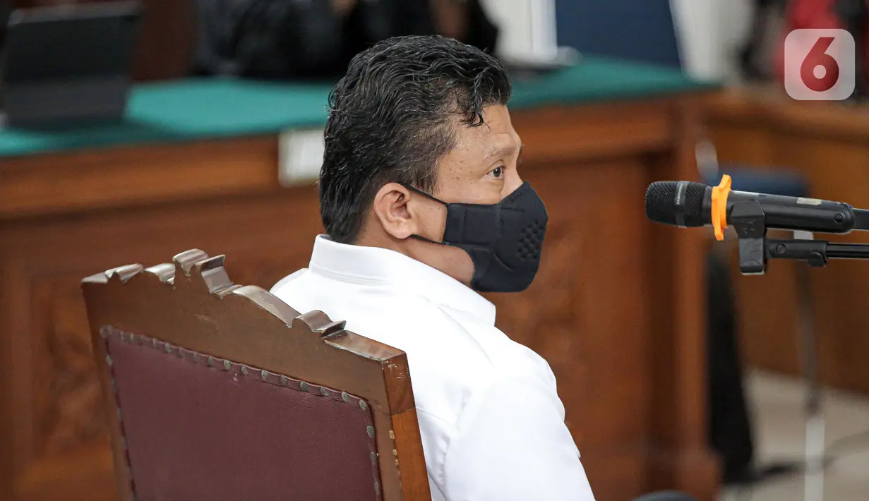 Terdakwa kasus pembunuhan berencana terhadap Brigadir Nopriansyah Yosua Hutabarat atau Brigadir J, Ferdy Sambo menjalani sidang pembacaan putusan sela majelis hakim di Pengadilan Negeri Jakarta Selatan, Jakarta, Rabu (26/10/2022). Majelis Hakim Pengadilan Negeri Jakarta Selatan resmi menolak nota keberatan atau eksepsi terdakwa Ferdy Sambo terkait kasus dugaan pembunuhan berencana Brigadir J. (Liputan6.com/Faizal Fanani)