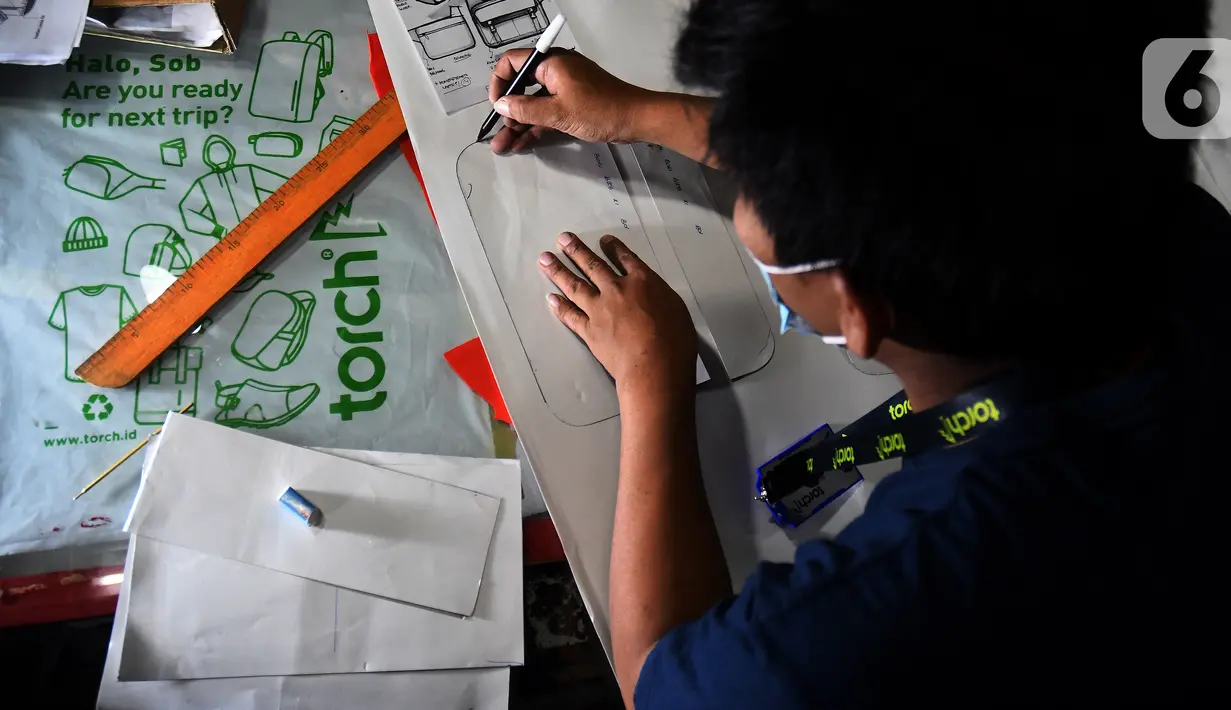 Pekerja mendesain salah satu produk fashion di workshop Torch, di Bandung, Jawa Barat, Sabtu (24/04/2021). Start-Up fashion ini mampu bertahan bahkan berkembang di saat pandemi dengan memaksimalkan strategi pemasaran online melalui e-comers. (Liputan6.com/Pool)