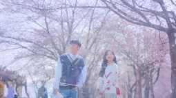 Momen saat keduanya mulai berpacaran. Sakura di musim semi seolah menggambarkan perasaan Kim Jung Ho dan kim Yu Ri. (Foto: Viu)