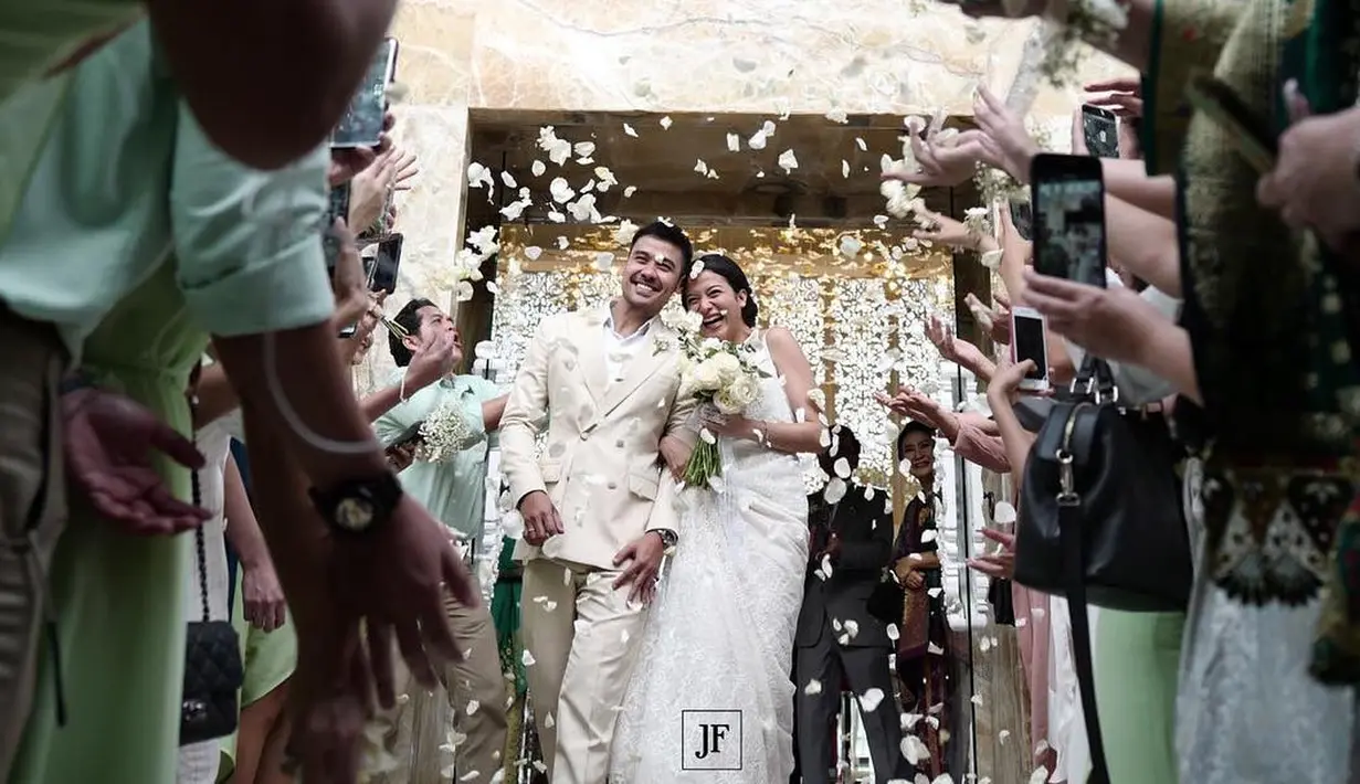 Di hari pernikahan Chicco Jerikho dan Putri Marino, ternyata banyak pihak yang turut merasakan kebahagiaannya. Bukan hanya sang pengantin, namun juga para kerabat dan sahabat terdejat mereka. (Instagram/chicco.jerikho)