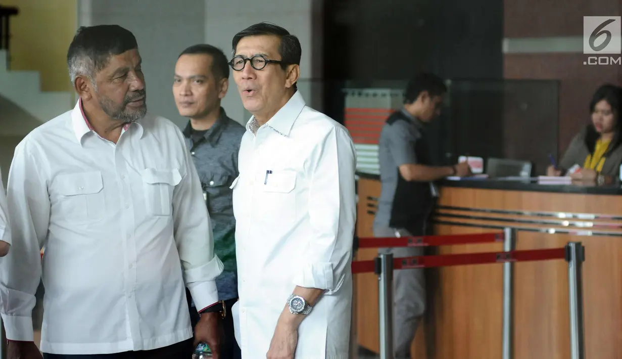 Menteri Hukum dan HAM Yasonna H Laoly (tengah) sesaat jelang meninggalkan gedung KPK usai diperiksa, Jakarta, Rabu (10/1). Yasonna memenuhi panggilan KPK dan tiba sekitar pukul 09.58 WIB. (Liputan6.com/Helmi Fithriansyah)