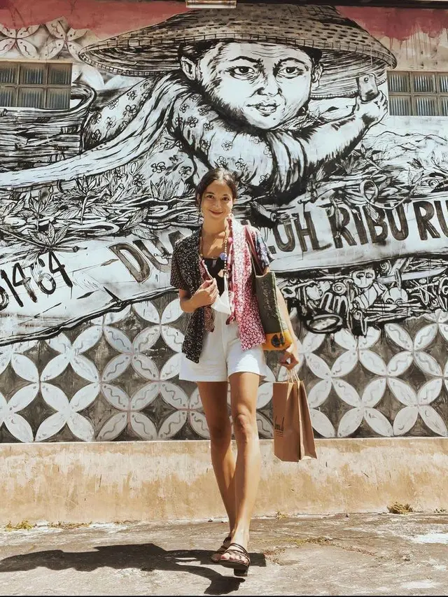 6 Inspirasi Daily Outfit Pakai Kebaya dan Wastra dari Aaliyah Massaid hingga Febby Rastanty