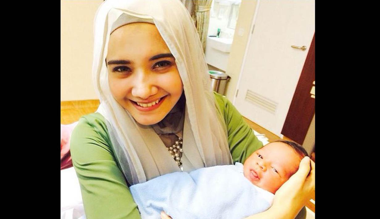 Ada pula foto Zaskia Sungkar saat menggendong buah hati pertama Shireen-Sungkar. (instagram.com/teukuadam10)