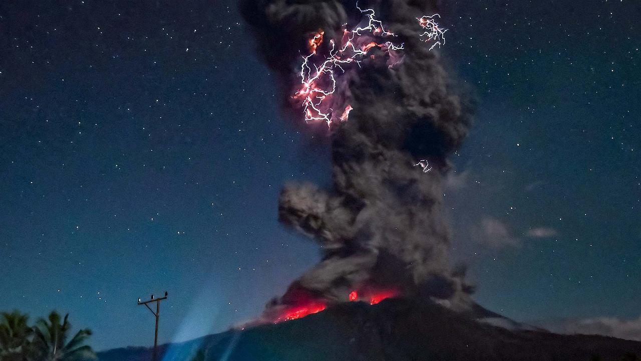FOTO: Dahsyatnya Erupsi Gunung Lewotobi Laki-Laki, Kilatan Petir Mengiringi Semburan Abu Setinggi 10 Kilometer