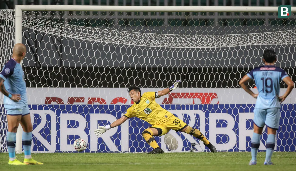 Kiper Persela Lamongan, Dwi Kuswanto gagal menangkap bola tendangan penalti penyerang Persija Jakarta, Marko Simic dalam laga pekan ke-4 BRI Liga 1 2021/2022 di Stadion Pakansari, Bogor, Jumat (24/09/2021). Persela kalah 1-2. (Bola.com/Bagaskara Lazuardi)