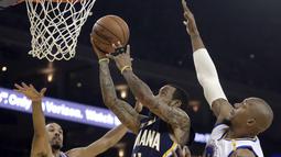 Pemain Indiana Pacers, Monta Ellis (tengah) melakukan tembakan saat dihadang para pemain Warriors  pada laga NBA Oracle Arena,Oakland, California, (5/12/2016). (AP/Ben Margot)