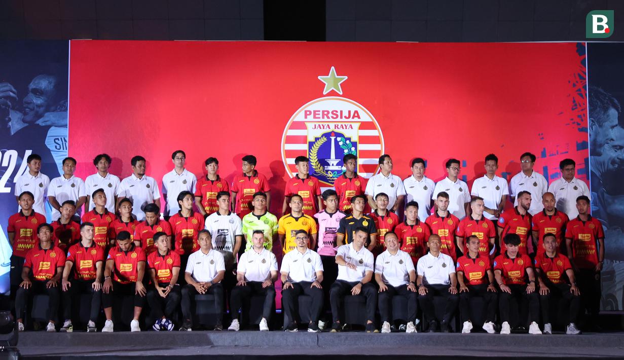 <p>Seluruh pemain, pelatih, dan staff diperkenalkan pada acara launching tim dan jersey Persija Jakarta Yang berlangsung di Jakarta International Stadium (JIS), Rabu (7/8/2024) malam WIB.</p>