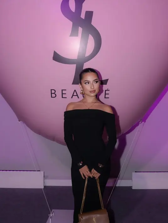 Dengan dress off shoulder, Jennifer tampak begitu memukau dengan tampilan modern clean.  [Foto: Instagram/ Jennifer Coppen]