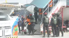 Densus 88  Mabes Polri membawa teroris usai tiba di Bandara Soekarno-Hatta, Tangerang Banten, Kamis (4/1/2021). Sebanyak 26 terduga teroris tertangkap petugas Densus 88 di Makassar dan Gorontalo. (merdeka.com/Arie Basuki)