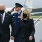 Presiden Joe Biden membalas hormat saat bersama ibu negara Jill Biden tiba Pangkalan Udara Dove Air, Delaware, Minggu (29/8/2021). Joe Biden menghadiri penghormatan untuk 13 tentara AS yang tewas dalam ledakan bom bunuh diri di dekat bandara Kabul, Afghanistan. (AP/Manuel Balce Ceneta)