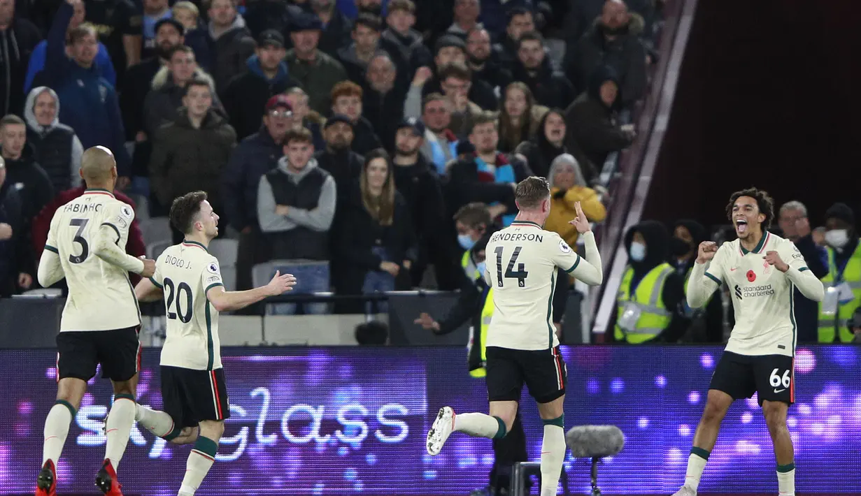 Bek Liverpool, Trent Alexander-Arnold (kanan) berselebrasi usai mencetak gol ke gawang West Ham United pada pertandingan lanjutan Liga Inggris di stadion London (8/11/2021). Kemenangan atas Liverpool membuat West Ham berhasil masuk ke tiga besar klasemen sementara Liga Inggris. (AP Photo/Ian Walton)