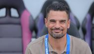 Pelatih Persita, Carlos Pena tersenyum dalam laga BRI Super League 2025/2026 melawan Borneo FC di Indomilk Arena, Tangerang, Banten, Jumat (09/01/2026). (Bola.com/Bagaskara Lazuardi)