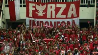 Suporter memenuhi tribun penonton jelang menyaksikan laga Timnas Indonesia melawan Vietnam pada semifinal pertama Piala AFF 2016 di Stadion Pakansari, Bogor, Sabtu (3/12). Indonesia unggul 2-1 atas Vietnam. (Liputan6.com/Helmi Fithriansyah)