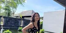 Menariknya, bukan gaya glamor yang mencuri perhatian, melainkan penampilan bare face sang aktris yang terlihat segar dan natural sepanjang liburan. Serial My Royal Nemesis sendiri sukses meraih popularitas tinggi dan sempat menduduki peringkat teratas Netflix secara global berkat kisah fantasi romantis yang dibintanginya bersama Heo Nam-jun. [@limjjy2].