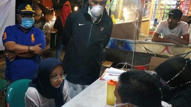 Wali Kota Padang Mahyeldi Ansharullah meninjau akses masuk di perbatasan.