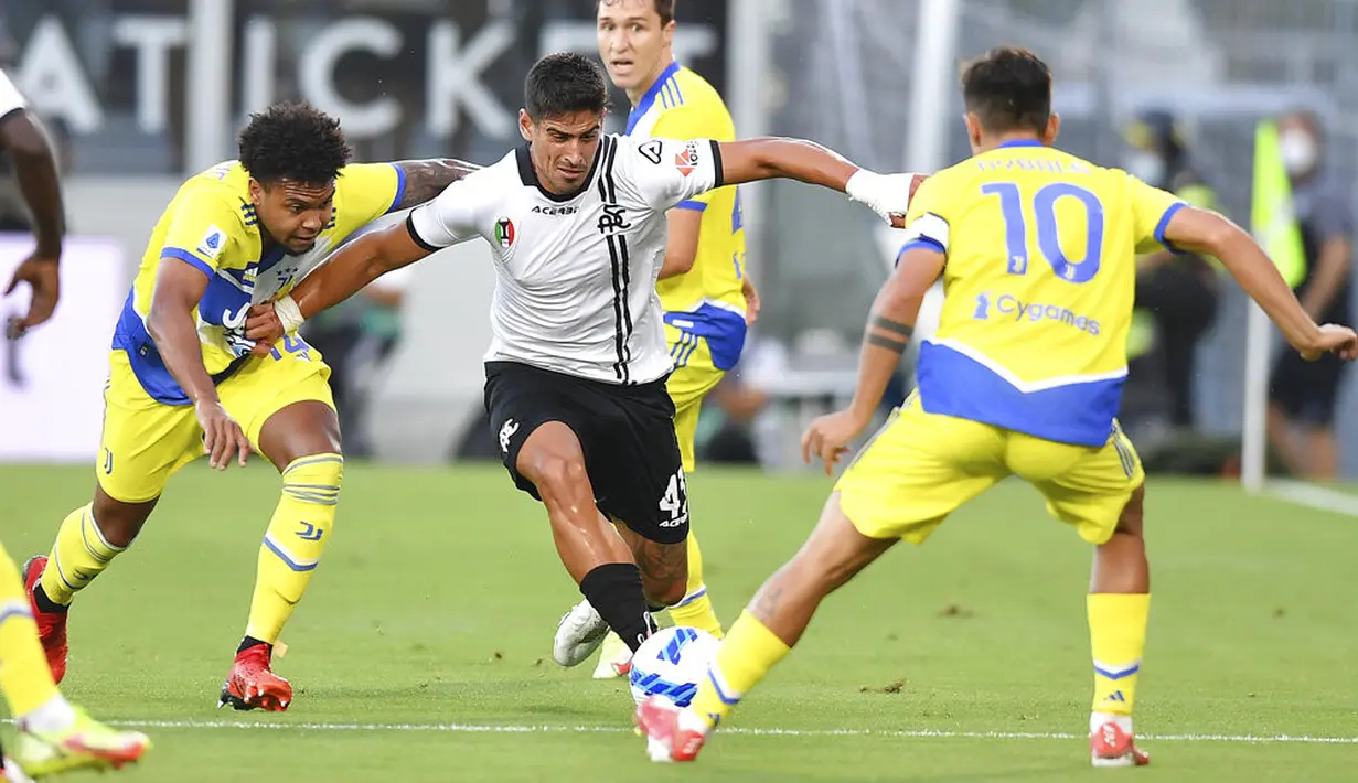 Bek Spezia, Dimitrios Nikolaou mencoba menggiring bola melewati pemain Juventus, Weston McKennie (kiri) dan Paulo Dybala pada pekan kelima Serie A Liga Italia di Stadio Alberto Picco, Kamis (23/9/2021) dini hari WIB. Juventus susah payah menang 3-2 di kandang Spezia. (Tano Pecoraro/LaPresse via AP)