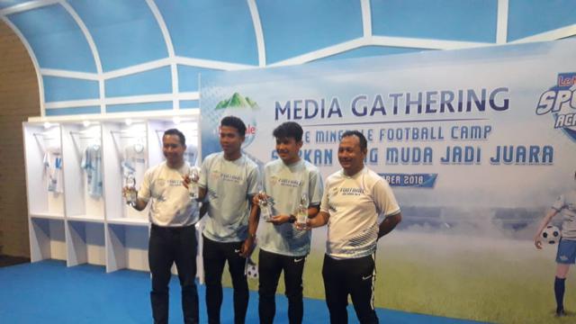 2 pemain Timnas Indonesia U-19, Nurhidayat dan Witan Sulaeman, beri wejangan ke siswa SSB (Liputan6.com / Luthfie Febrianto)