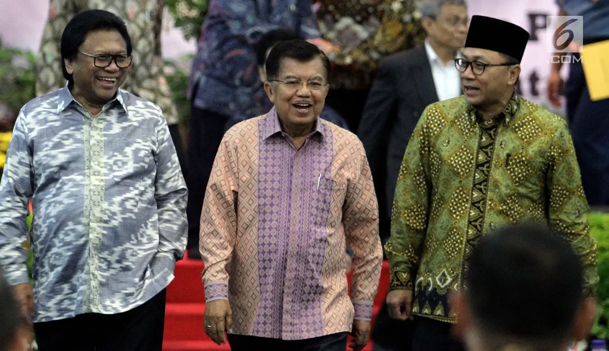 Wakil Presiden Jusuf Kalla di dampingi Ketua MPR Zulkifli Hasan, dan Ketua DPD Oesman Sapta Odang, menghadiri acara Peresmian Pembukaan Simposium Nasional, di Kompleks Parlemen, Senayan, Jakarta, Rabu (12/7).  (Liputan6.com/Johan Tallo)