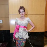 Di antara sederet artis yang memenuhi undangan resepsi Chelse Olivia dan Glenn Alinskie, terlihat juga Olla Ramlan. (Galih W. Satria/Bintang.com)