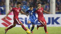 Fachrudin Aryanto (kiri) dan Dedi Kusnandar, berusaha menghentikan pergerakan pemain Thailand, Chanathip Songkrasin, dalam laga leg kedua final Piala AFF 2016 di Stadion Rajamangala, Bangkok, Thailand, Sabtu (17/12/2016). (Bola.com/Vitalis Yogi Trisna)