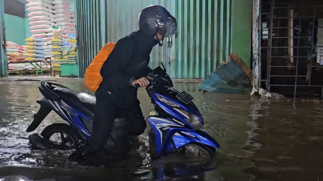 Banjir di Jalan Abdul Gani, Cilodong, Depok, akibat hujan yang terjadi pada Rabu (11/3/2026).