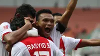 Ferdinand Sinaga (kanan) merayakan gol yang dicetak oleh Rasyid Bakri dalam lanjutan TSC 2016 di Stadion Pakansari, Bogor Jawa Barat, Minggu (29/5/2016). (Bola.com/Nicklas Hanoatubun)