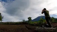 Andrea Ramadhan, seorang pilot drone profesional berhasil merekam penampakan puncak Gunung Semeru sebelum terjadi erupsi dahsyat pada Sabtu (4/12/2021). (Liputan6.com/ Youtube Andrea Ramadhan)