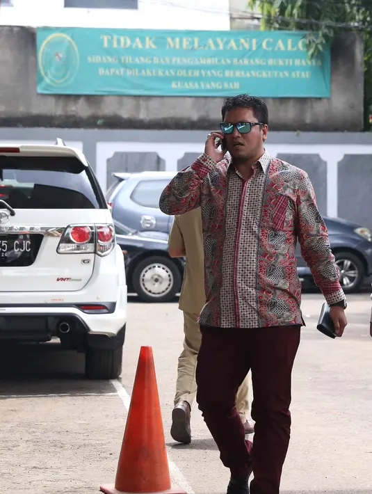 Tampak pengacara Ahmad Dhani, Ramdan Alamsyah dengan setelan rapi mengenakan batik datang ke Pengadilan Negeri Jakarta Selatan. Namun sang klien, Ahmad Dhani terlihat absen menghadiri sidang lanjutannya. (Nurwahyunan/Bintang.com)