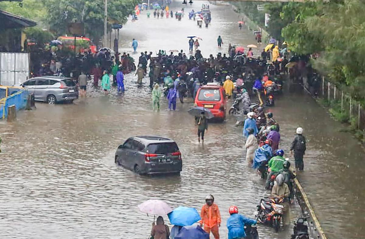 FOTO: Jembatan Tiga Terendam Banjir,  Aktivitas Warga Terganggu