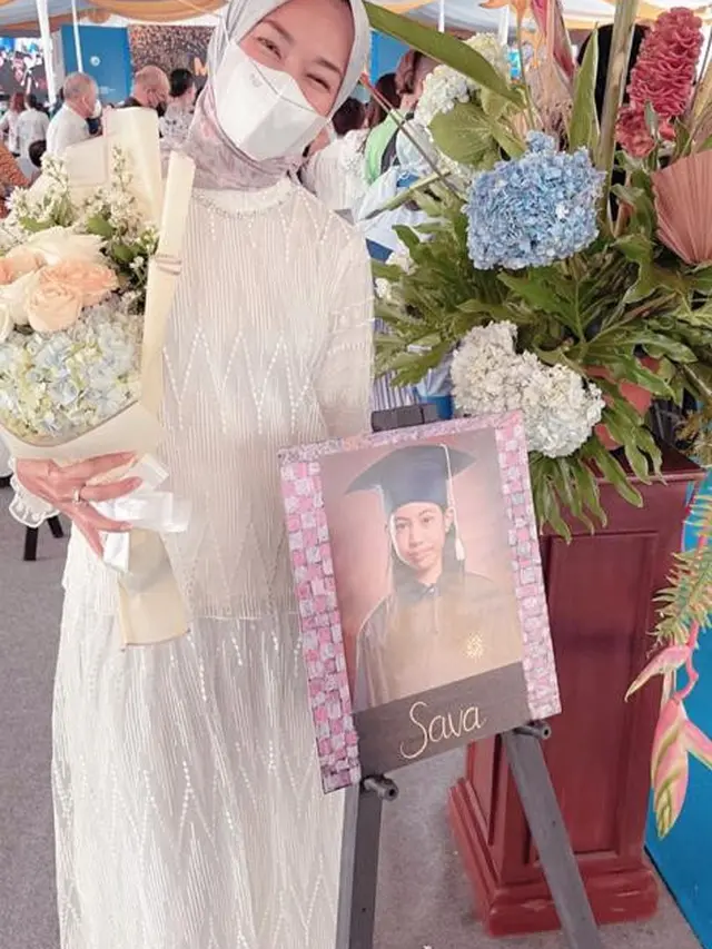 6 Momen Alya Rohali Dampingi Wisuda Putri Bungsunya, Kompak Bareng Suami
