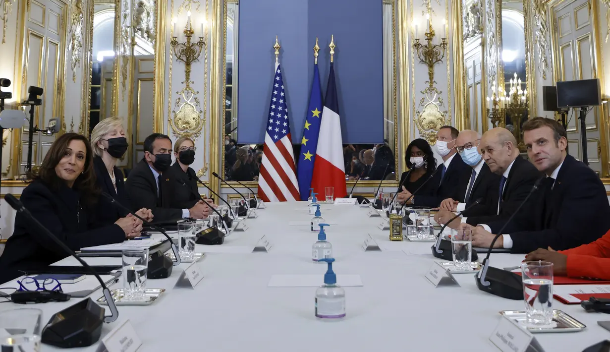 Presiden Prancis Emmanuel Macron (kanan) menggelar pertemuan dengan Wakil Presiden AS, Kamala Harris di Istana Elysee, Rabu (10/11/2021). Kamala Harris bertemu dengan Macron dalam upaya untuk meredakan ketegangan terkait kesepakatan kapal selam yang dibatalkan . (Ludovic Marin, Pool Photo via AP)