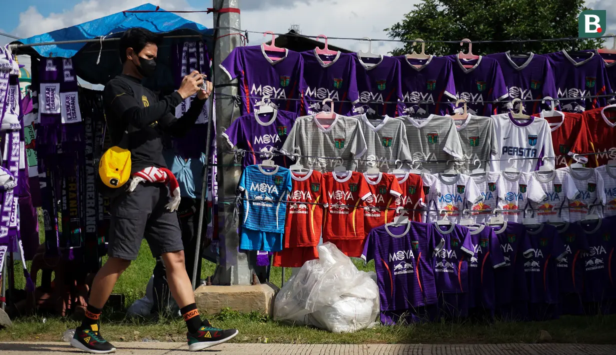 <p>Pernak-pernik merchandise Persita Tangerang di sekitaran stadion saat pertandingan persahabatan antara Persita Tangerang melawan PSM Makassar di Indomilk Arena, Tangerang, Rabu (01/06/2022). Pertandingan berakhir dengan skor imbang 1-1. (Bola.com/Bagaskara Lazuardi)</p>