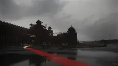 Petugas keamanan dan pejabat melakukan gladi bersih upacara Hari Kemerdekaan di monumen Benteng Merah saat hujan di New Delhi, India, Kamis, (13/8/2020). India akan merayakan Hari Kemerdekaan ke-74 pada 15 Agustus. (AP Photo / Manish Swarup)