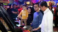 Cucu Presiden Jokowi, Jan Ethes Srinarendra ditemani Selvi Ananda dan Gibran Rakabuming bermain basket di Sun Plaza Medan, Sumatera Utara, Jumat (24/11). Ditengah kesibukannya Jokowi menyempatkan diri bermain dengan cucu. (Liputan6.com/Johan Tallo)