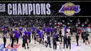 Para pebasket Los Angeles Lakers merayakan gelar juara usai menaklukkan Miami Heat Pada gim keenam final NBA di  AdvenHealth Arena, Senin (12/10/2020). Lakers menang dengan skor 106-93. (AP Photo/John Raoux)